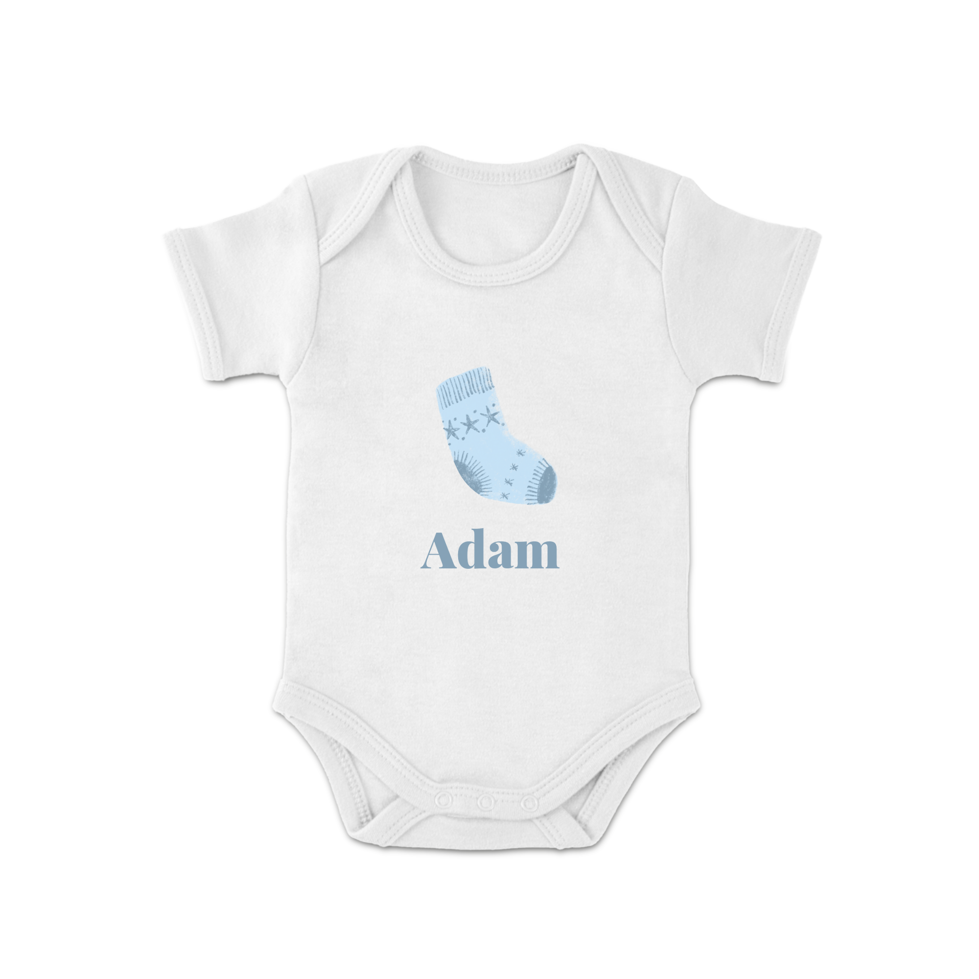 Weißer Baby Body mit blauem Sockenmotiv und Weihnachtssternen, personalisiert mit dem Namen Adam