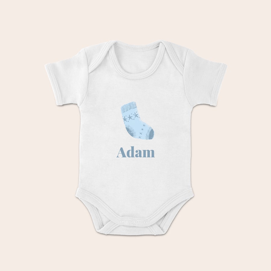 Weihnachtsbody Baby Weißer Baby Body mit blauem Sockenmotiv und Weihnachtssternen, personalisiert mit dem Namen Adam