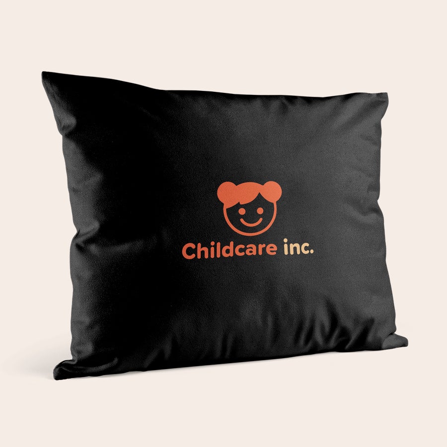 Prilagojene blazine in etuiji za blazine Črna personalizirana blazina z natisnjenim logotipom Childcare inc. za spremembo vsakega prostora.