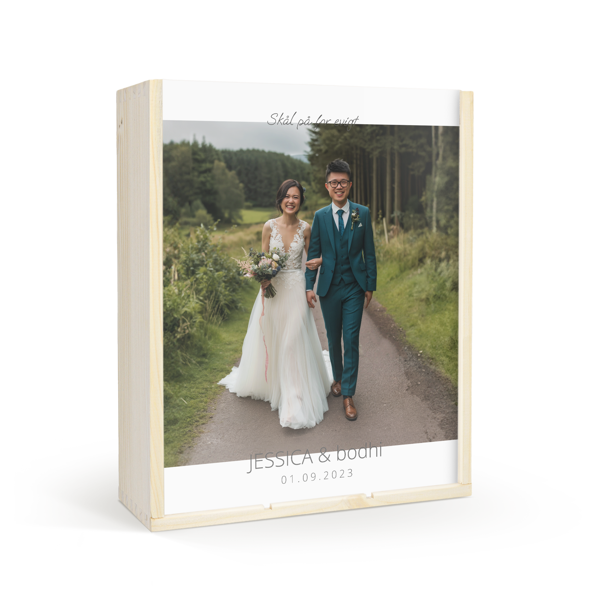 Personligt vin gave sæt med trykte låg. En trææske med et bryllupsfoto af Jessica og Bodhi og teksten Skål på for evigt 01.09.2023.