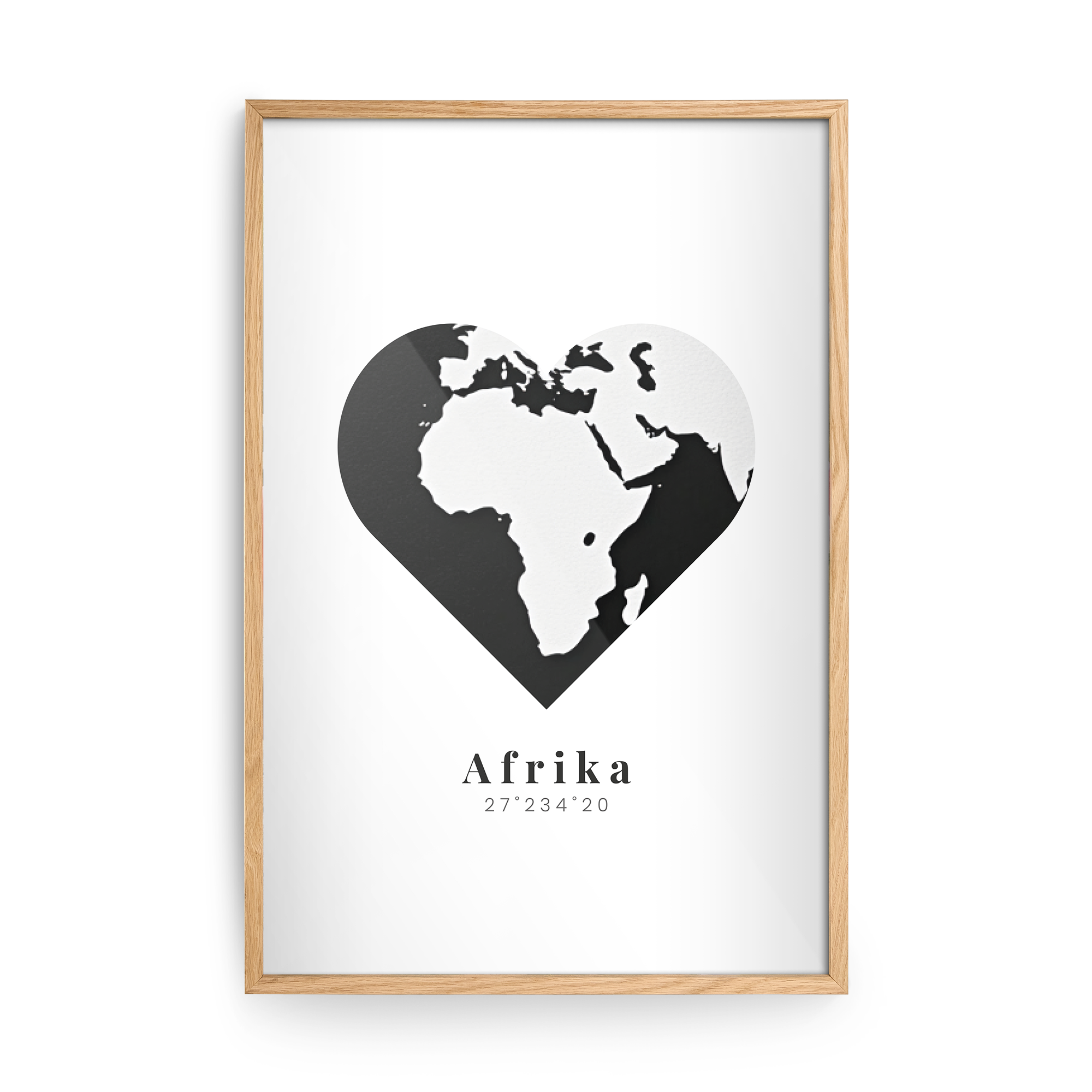 Personaliziran plakat z motivom srca in celine Afrike ter napisom "Afrika" in koordinatami, uokvirjen v les.