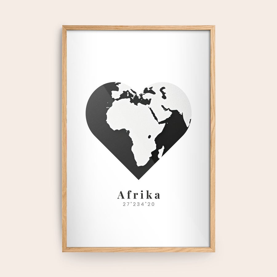Inramat foto Personlig affisch i träram, designad med ett svart hjärta som innehåller en världskarta av Afrika och texten "Afrika 27°234´20".