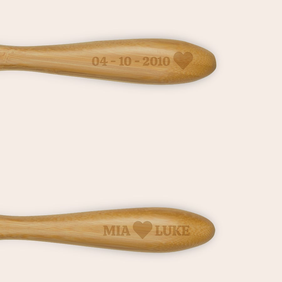 Posate da insalata in bambù personalizzate posate da insalata in bambù con incisione personalizzata di data e nomi Mia e Luke, con cuore