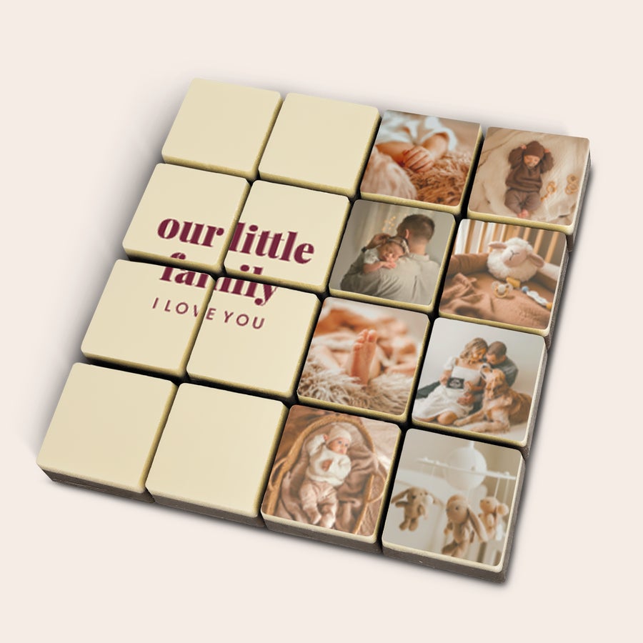 Blocos de chocolate com foto Doze chocolates personalizados com fotos de bebê e família e a frase our little family i love you impressa