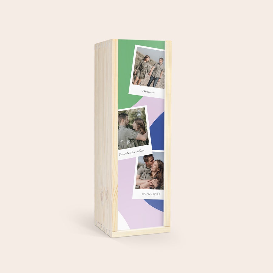 Vin med egen etikett  Maison de la Surprise Sauvignon Blanc Presentbox i trä med tre personliga polaroidbilder för en flaska vitt vin, tryckt med egna foton