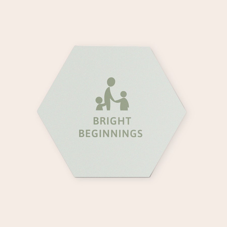 Personlig väggkonstpanel Hexagonformad väggkonstpanel i trä med "Bright Beginnings" och tre figurer tryckt på ytan, redo att dekorera din vägg med en väggkonstpanel i trä med din design.