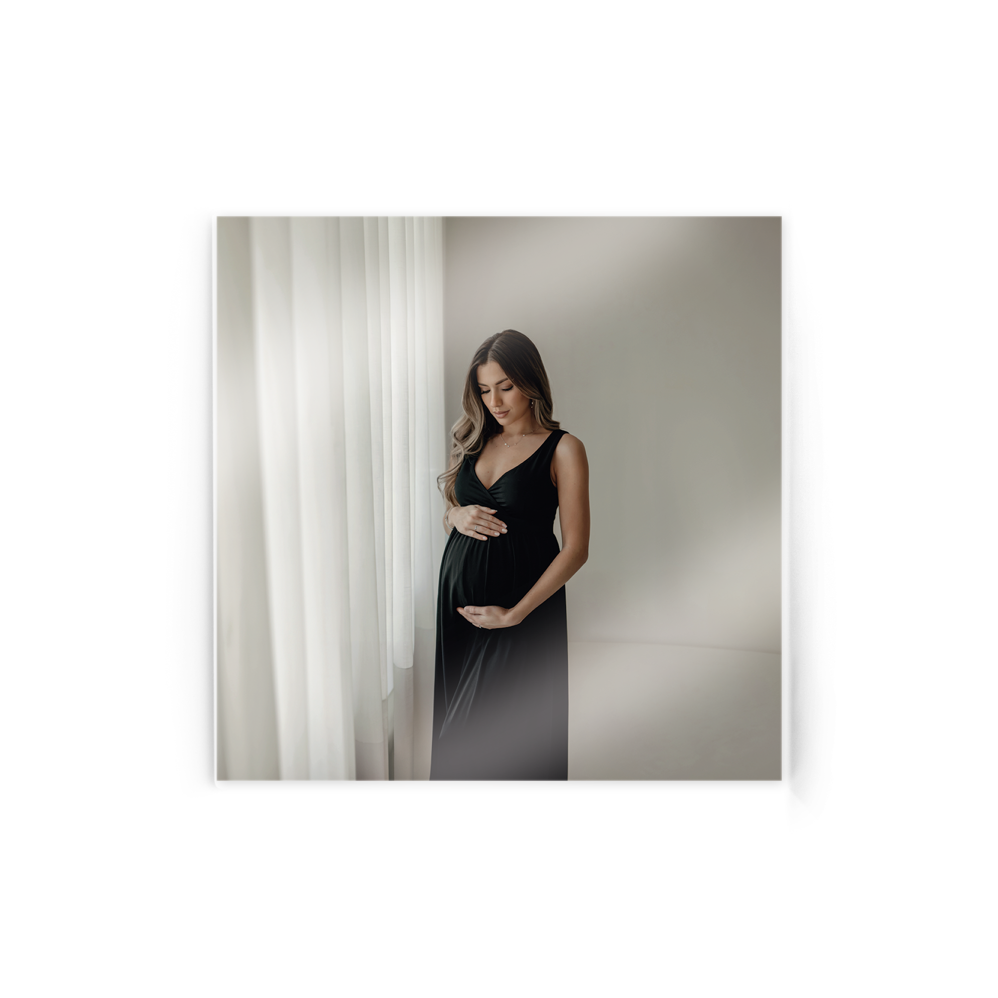 Photo personnalisée sur plexiglas montrant une femme enceinte touchant son ventre. Originalité et éclat garantis.