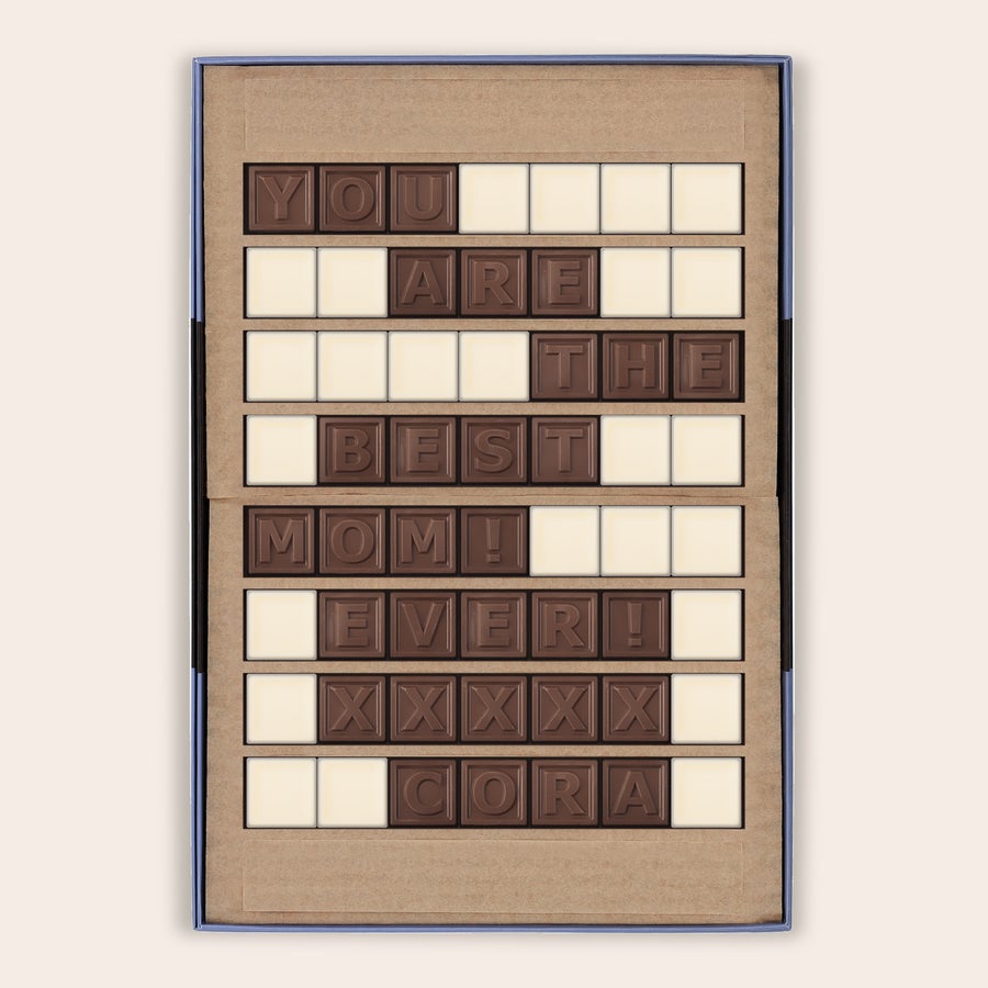 Chokladtelegram Personligt chokladmeddelande med texten You Are The Best Mom Ever XXXXX Cora i mjölkchoklad.