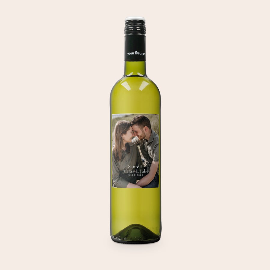 Vin personnalisé - Maison de la Surprise - Sauvignon Blanc Bouteille de Maison de la Surprise Sauvignon Blanc avec étiquette personnalisée imprimée avec une photo d'un couple et le texte Santé à Alexis & Julie 12-09-2023