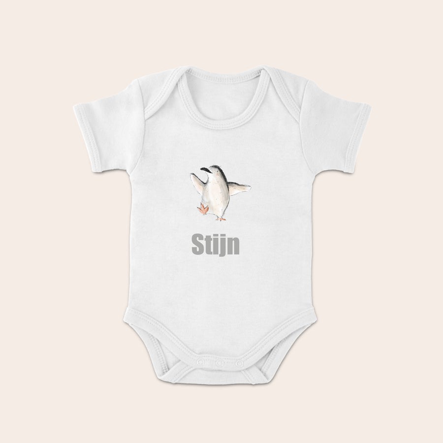 Rompertje bedrukken Wit rompertje bedrukt met schattige pinguin en de naam Stijn, perfect om nieuwe ouders te verrassen.