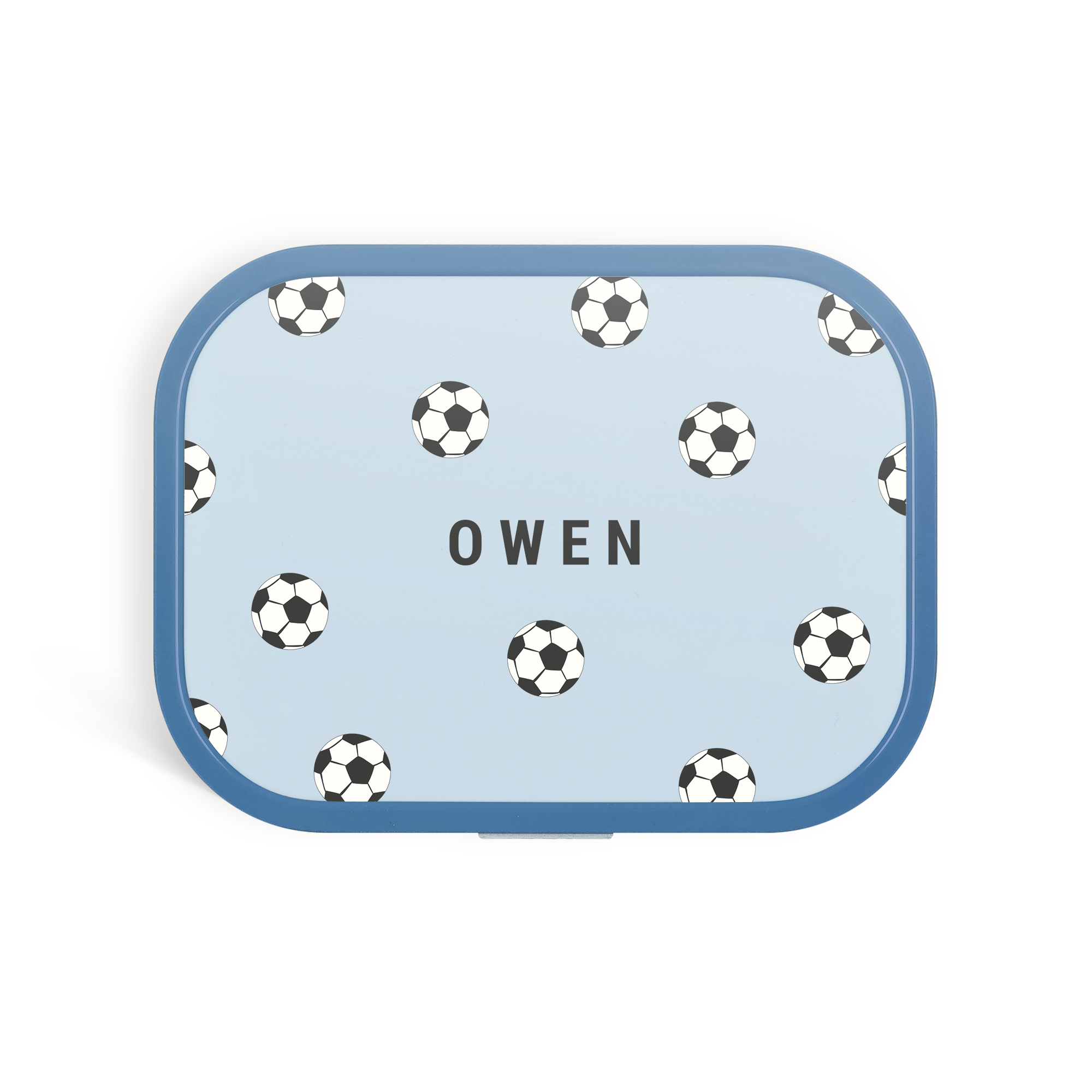 En personlig Mepal-matboks, lyseblå med fotballmønster og navnet Owen trykt på lokket.