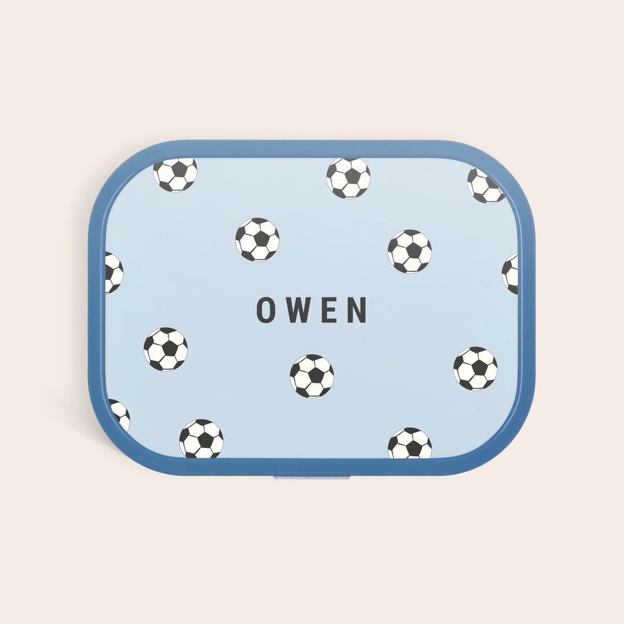 Láhev na pití Mepal - personalizovaná Modrá svačinová krabička Mepal s potiskem fotbalových míčů a personalizovaným jménem Owen. Jejich jméno dělá oběd výjimečným.