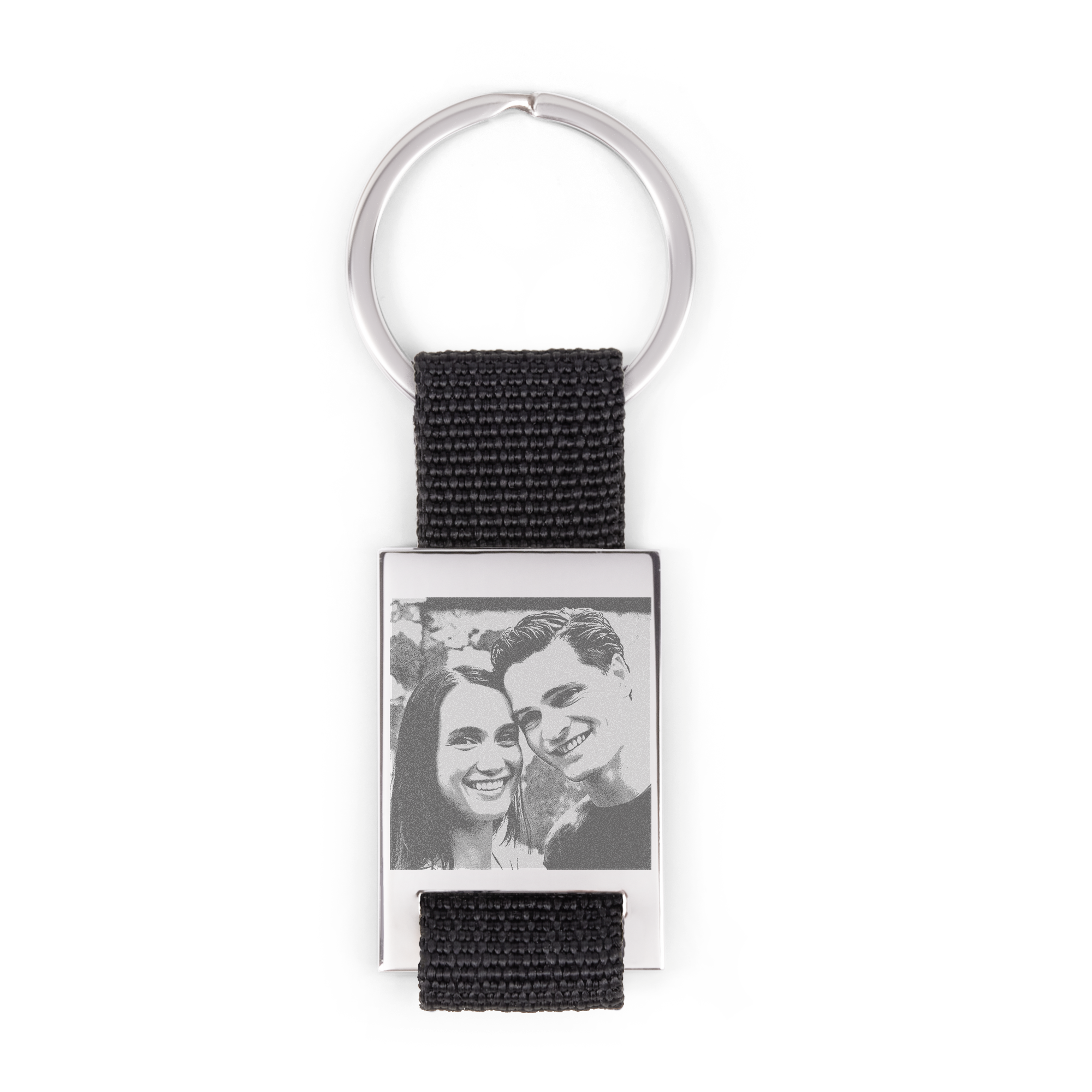 Llavero personalizado con grabado, muestra a una pareja sonriente, con acabado metálico.