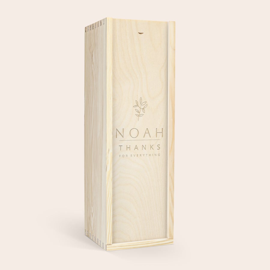 Személyre szabott likőr - Amaretto Disaronno Személyre szabott fadoboz Amaretto Disaronno likőrnek NOAH névvel és Köszönöm mindenért szöveggel gravírozva