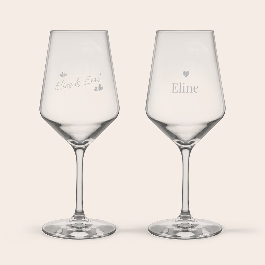 Rødvinsglass To personlige krystallglass med graverte navn som Eline & Emil og Eline. Løft vinøyeblikket deres med personlige krystallglass kun for dem