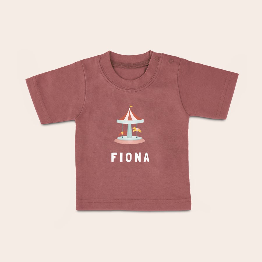 Baby t shirt bedrucken Ein baby T-Shirt mit Namen Fiona und Karussell-Design, bedruckt als personalisiertes Baby T-Shirt mit Namen.