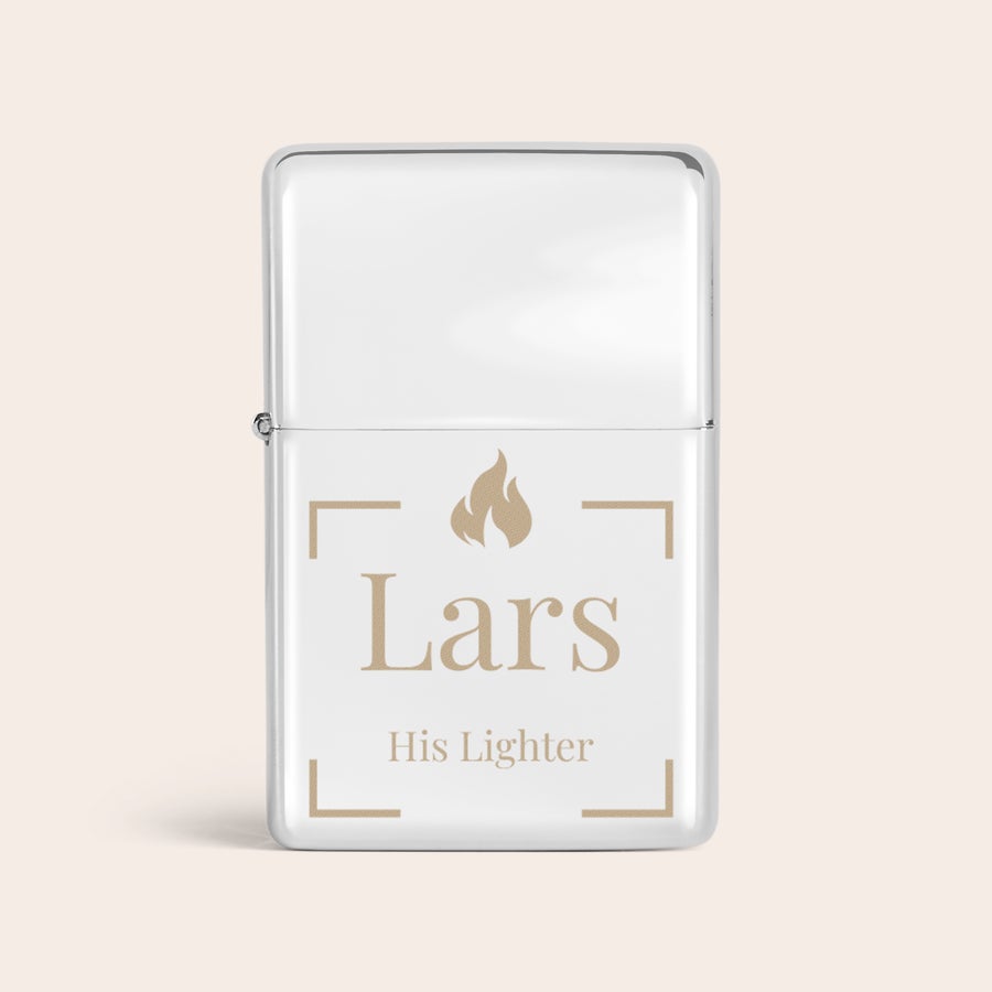 Graveret lighter Hvid lighter med indgraveret navn "Lars" og flamme, et personligt design