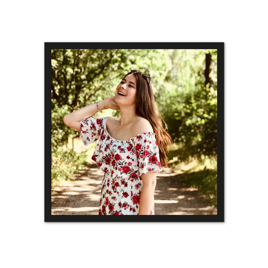 En personlig retro bild med en leende kvinna utomhus tryckt med dina finaste minnen