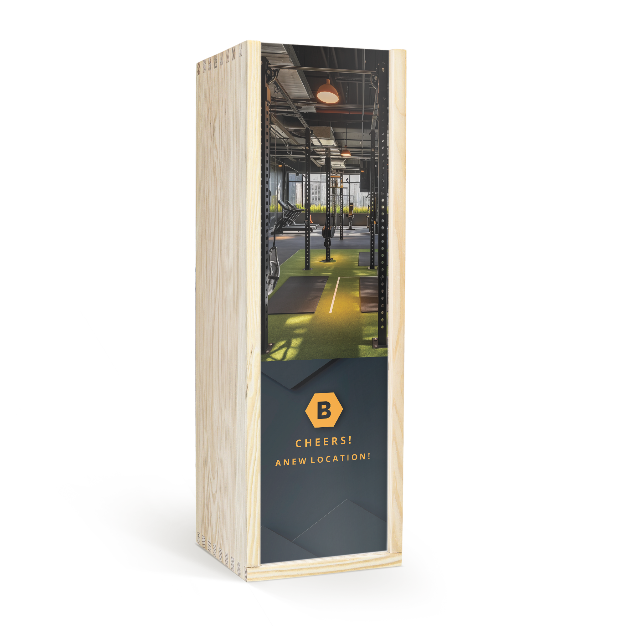 Personalisierte Flasche Graham´s The Tawny Reserve in einer Holzkiste, bedruckt mit dem Motiv eines Fitnessstudios und dem Text Cheers A New Location
