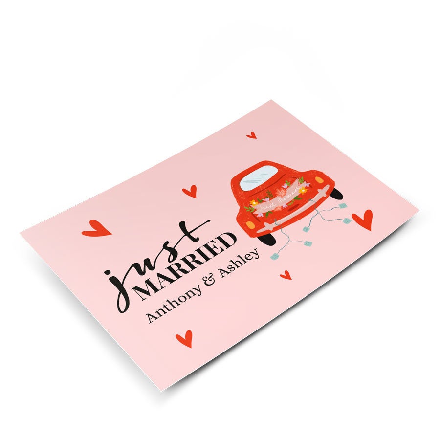 Ružová svadobná pozvánka s ilustráciou auta a textom Just Married Anthony & Ashley, vytvorená s vlastným textom