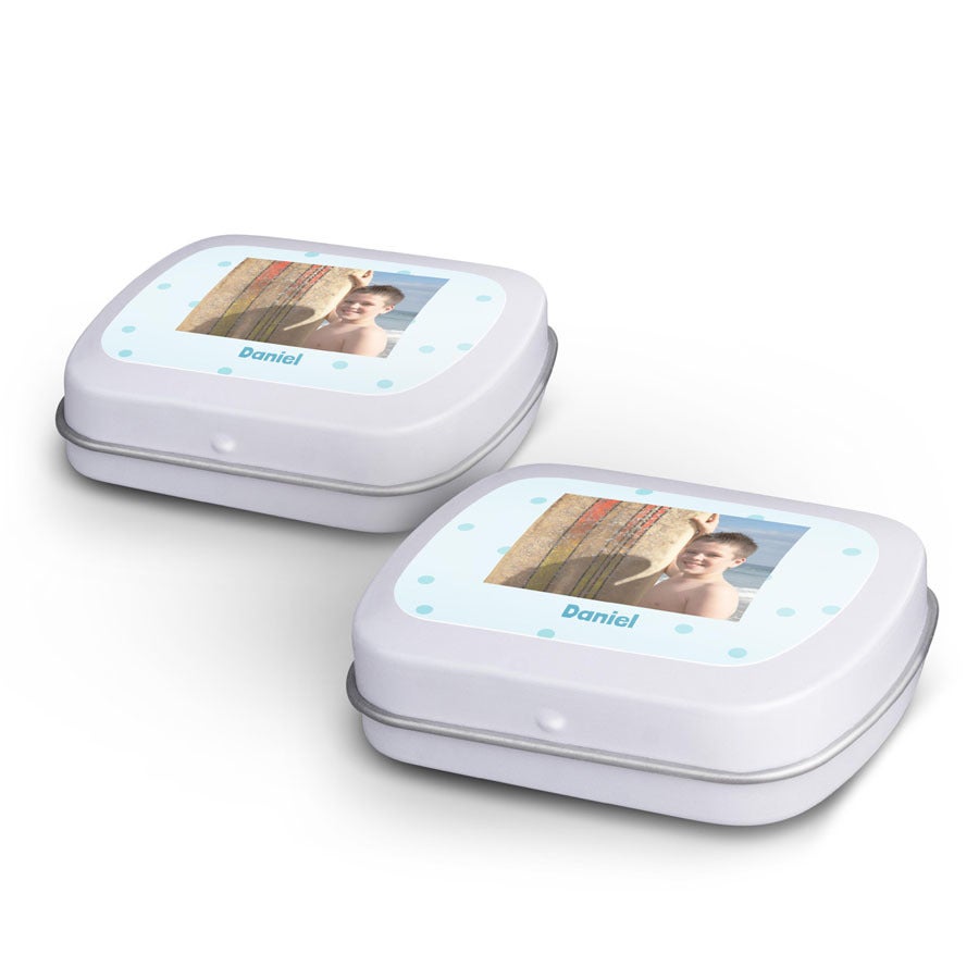 Latas brancas de balas de hortelã personalizadas com foto de menino e nome Daniel. Quem você vai surpreender com essas balas de hortelã em lata?