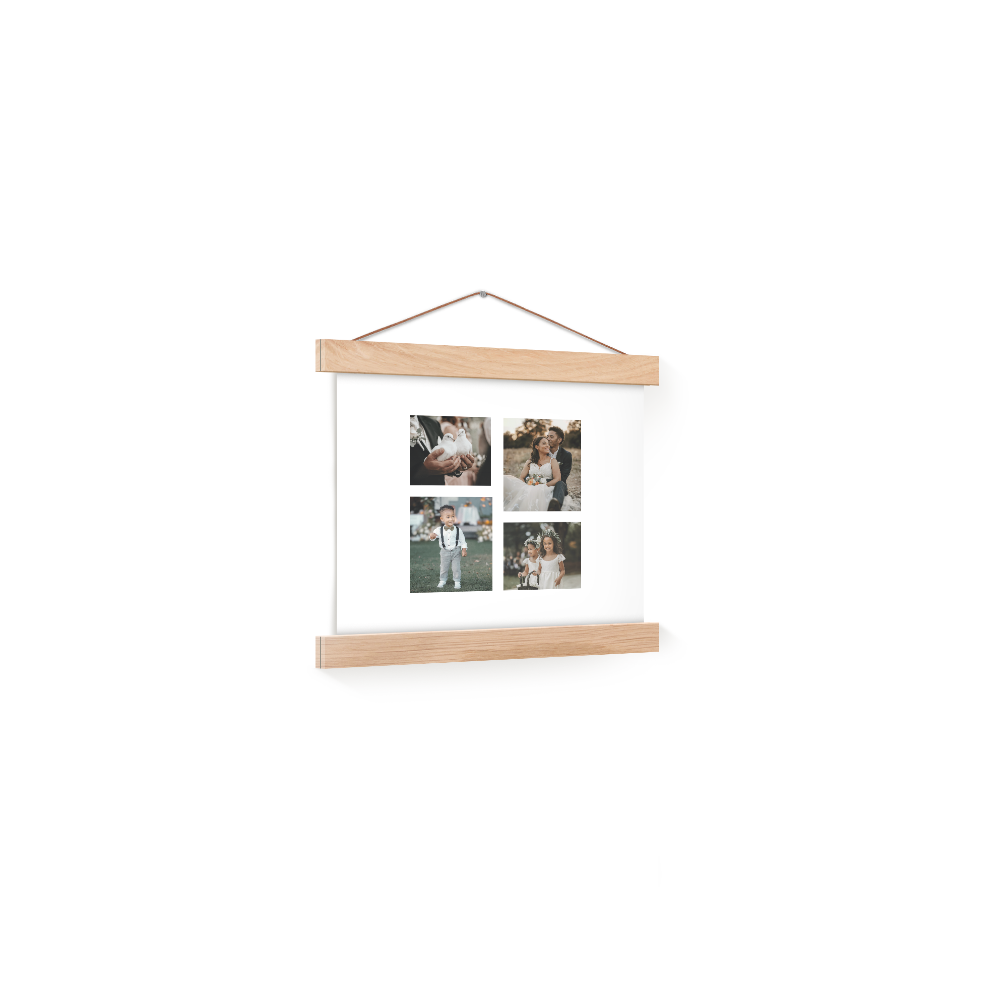 Gepersonaliseerde fotoposter met vier bruiloftfotos, ingeklemd in een handige magnetische posterhanger van eikenhout.