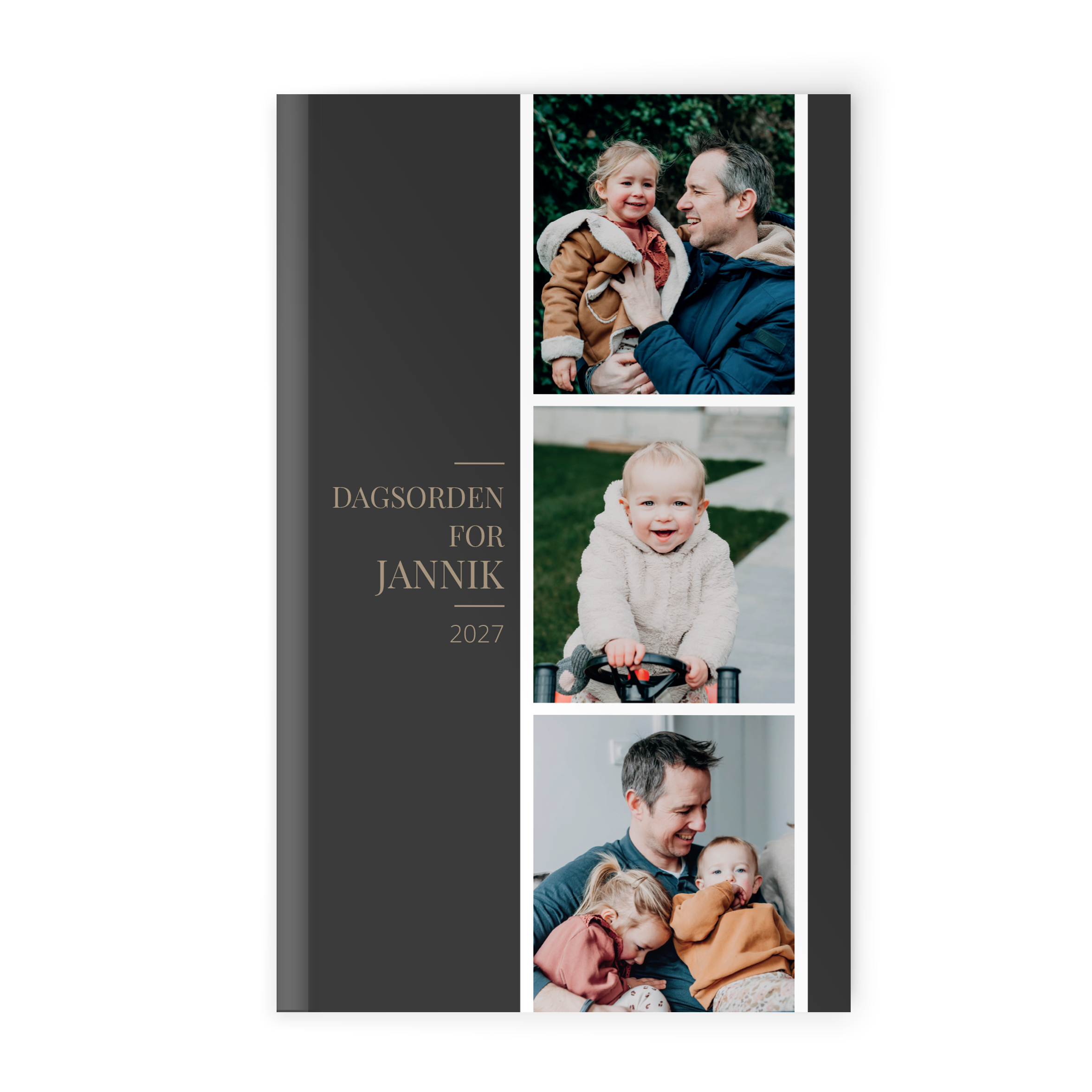 Personliggjort kalender for 2027 med gråt omslag og tre egne fotos, samt teksten Dagorden for Jannik 2027 trykt på forsiden. Lav din egen kalender for 2027.