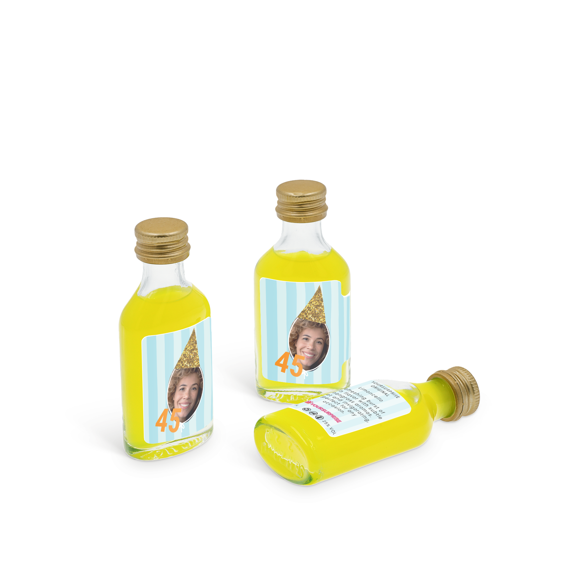 Drei personalisierte Mini-Limoncello-Flaschen mit Etiketten, die ein Foto, eine goldene Partyhutt und die Zahl 45 zeigen, um ein personalisiertes Mini-Limoncello-Sortiment zu gestalten