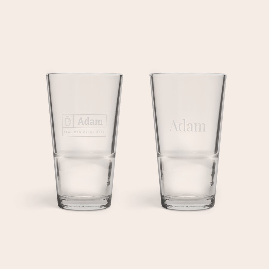 Vaso de cerveza 34 cl Dos vasos de media pinta personalizados, uno grabado con un nombre y el otro con el nombre "Adam" y un logo de cerveza. ¡Dale una brindis a cualquier ocasión con vasos de media pinta personalizados!