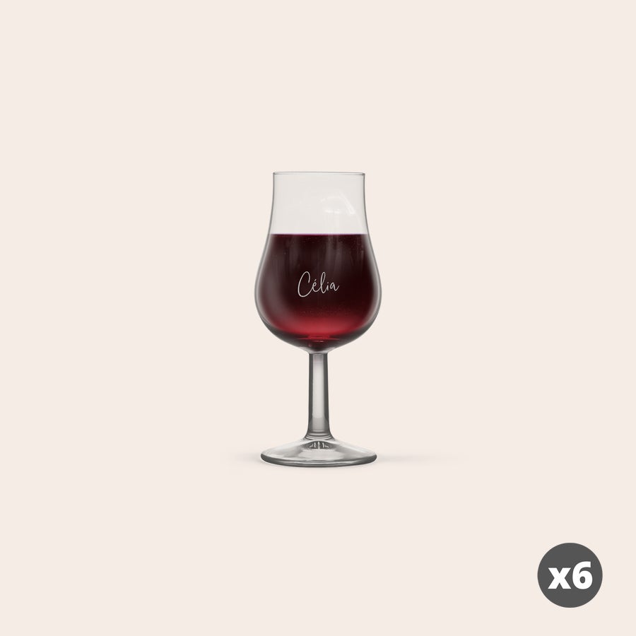 Verre à porto personnalisé - 6 pièces Verre à porto gravé avec le prénom Célia en lettres cursives, rempli de vin rouge.