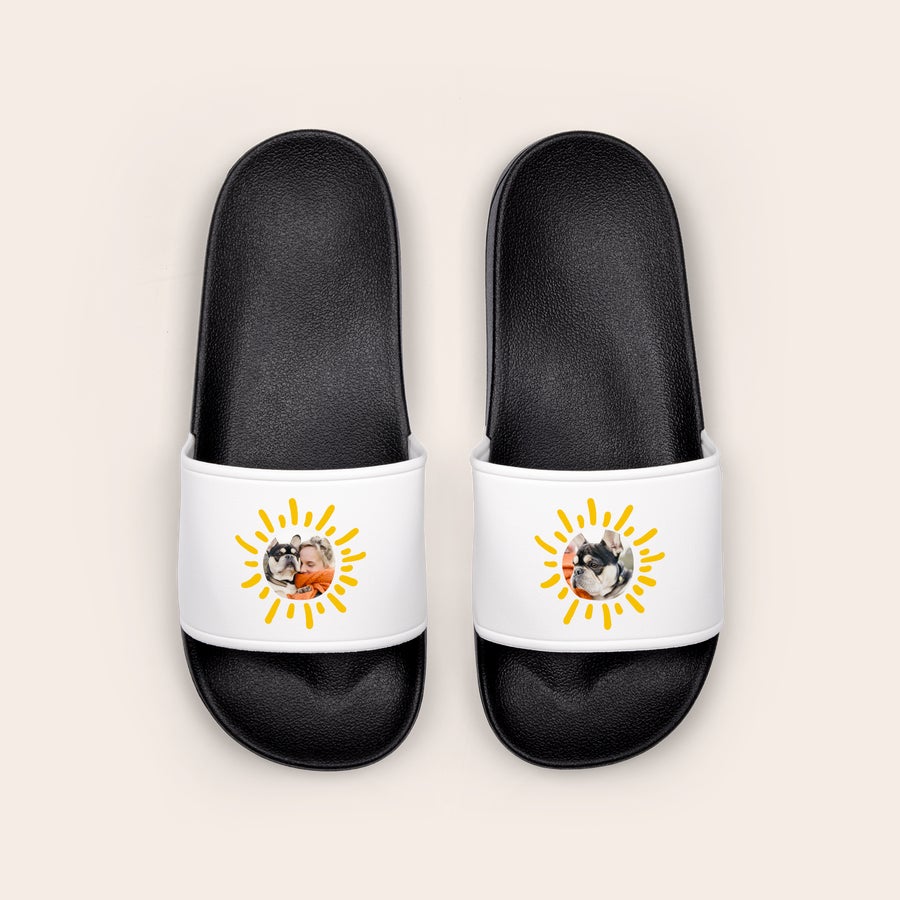 Chinelos personalizados Sliders personalizados, brancos e pretos, com foto impressa de uma mulher abraçando um cachorro e um cachorro, perfeitos para o verão