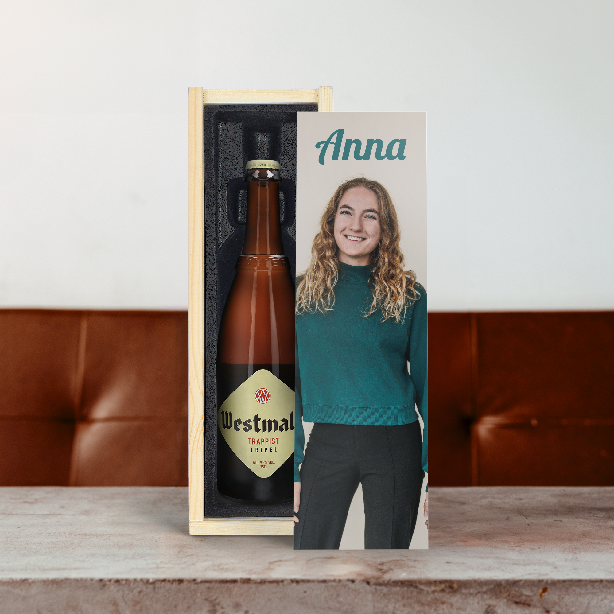 Personalisiertes Bier Westmalle Tripel in einer Holzkiste mit Foto von Anna und dem Namen gedruckt