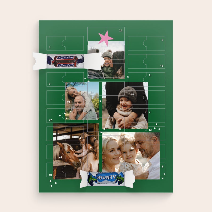 Gepersonaliseerde Mars Miniatures adventskalender Gepersonaliseerde Mars Miniatures adventskalender in voetbalveld design, bedrukt met familiefoto's en open deurtjes met Snickers en Bounty.