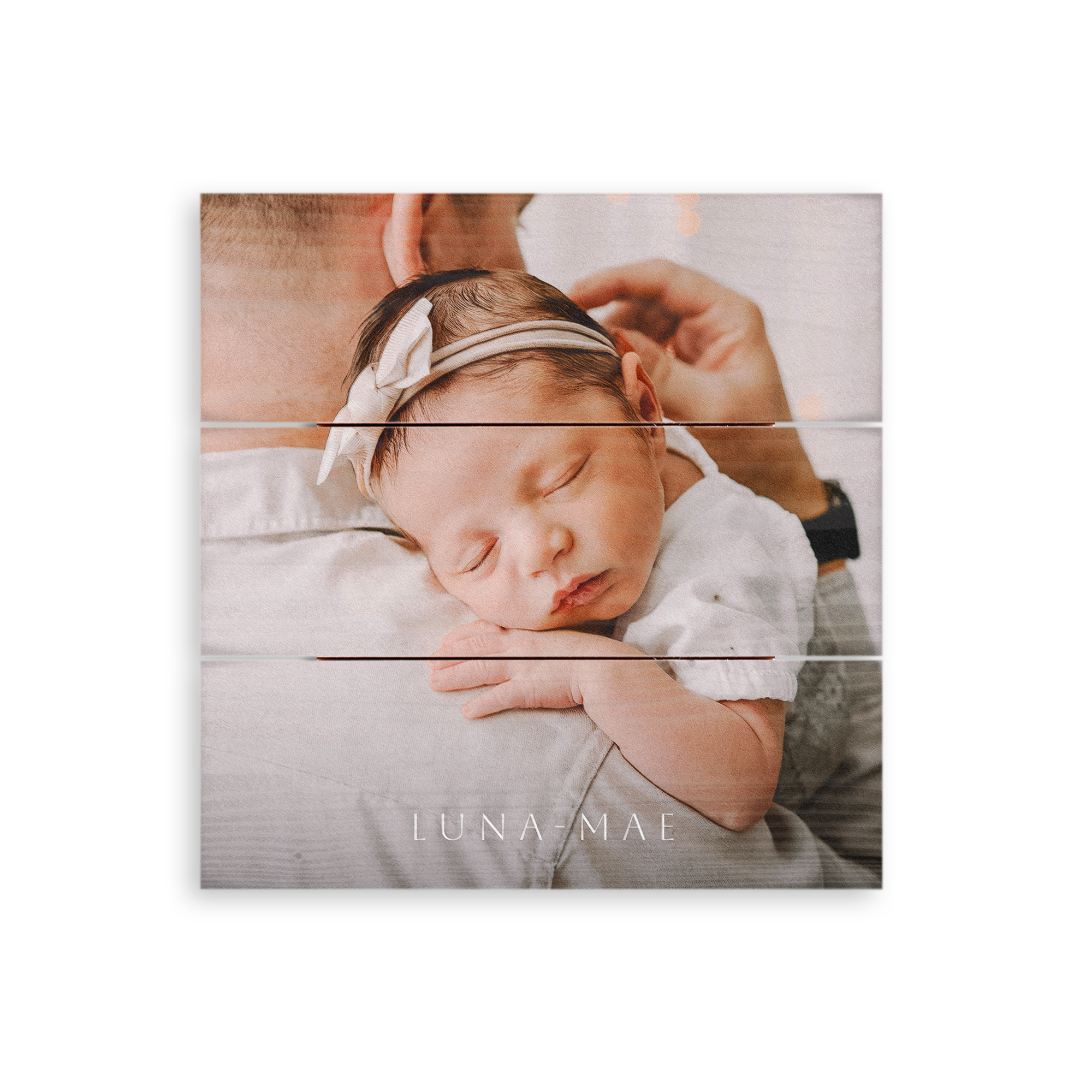 Gepersonaliseerde foto op hout met slapende baby en de naam Luna-Mae erop geprint