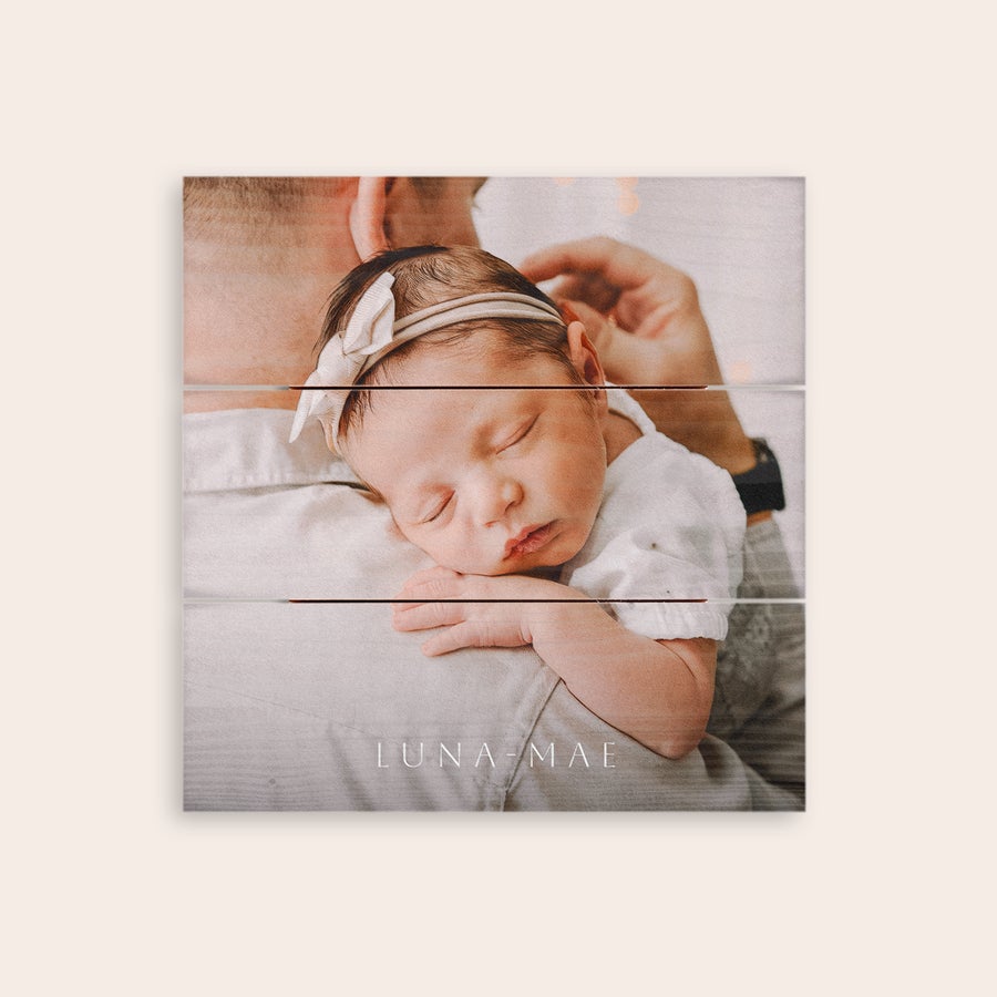 Foto op hout afdrukken Gepersonaliseerde foto op hout met slapende baby en de naam Luna-Mae erop geprint