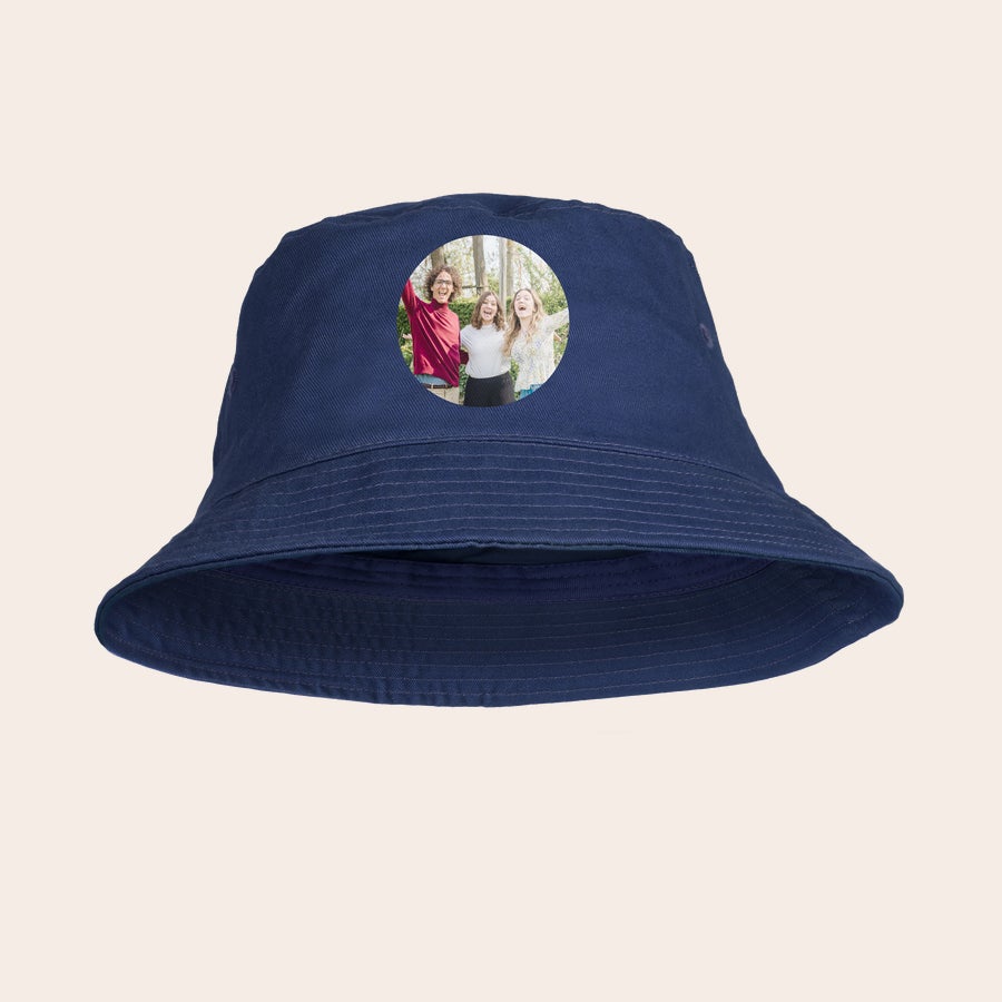 Personalizowany bucket hat Granatowy kapelusz typu bucket z nadrukowanym zdjęciem trzech uśmiechniętych osób, personalizowany kapelusz typu bucket z Twoim projektem.