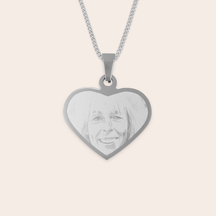 Hartje ketting graveren Zilverkleurige hartvormige fotohanger met gegraveerde foto van een lachende vrouw. Deze unieke zilverkleurige hanger met foto is een hartverwarmend cadeau.
