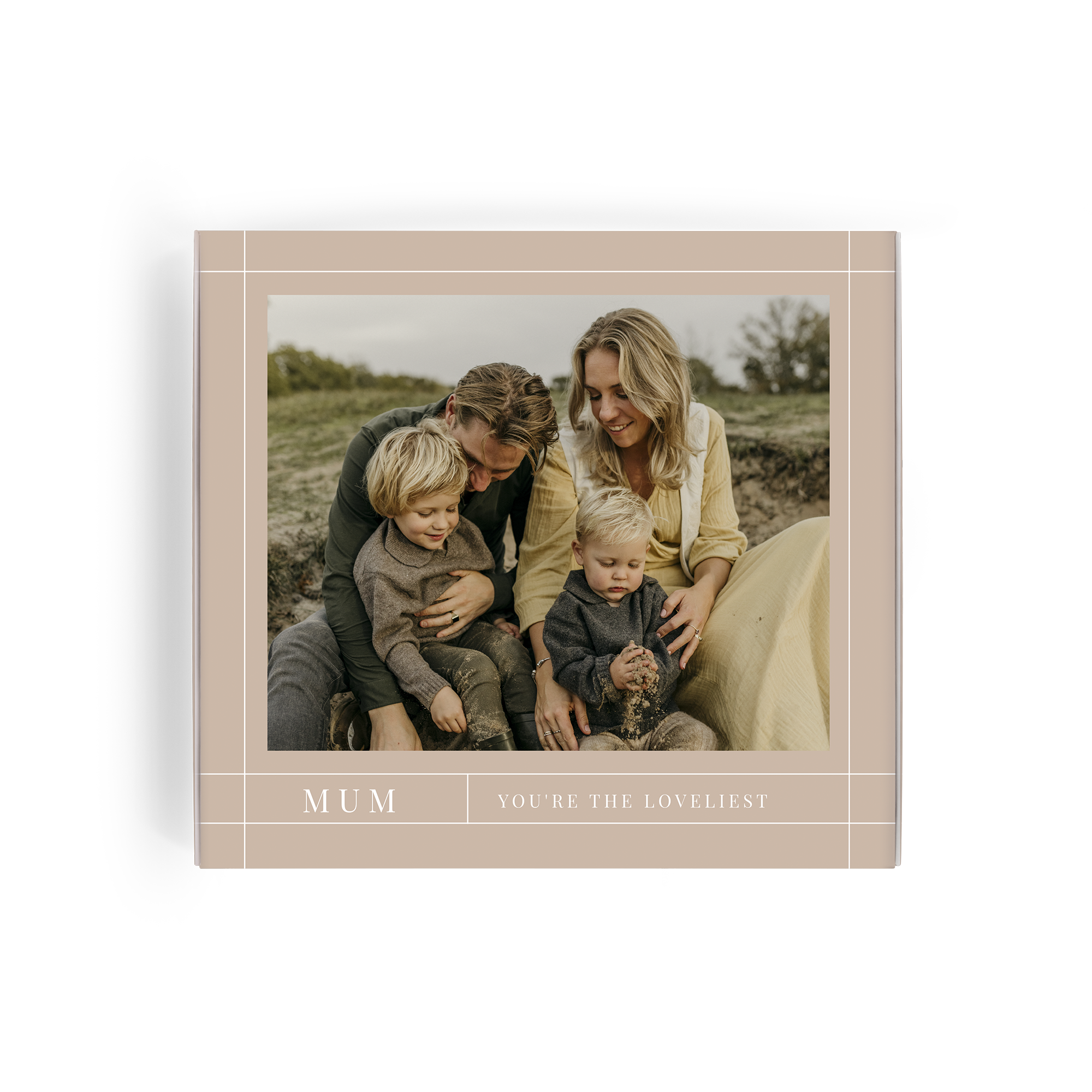 Milka chokoladegaveæske trykt med et familiefoto og teksten MUM YOU'RE THE LOVELIEST, til mors dag
