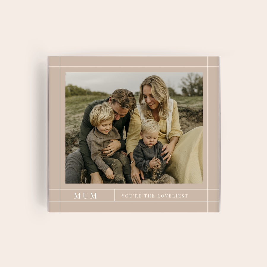 Praline Milka Ziua Mamei Cutie cadou Milka personalizată cu o fotografie de familie și textul MAMA YOU'RE THE LOVELIEST, pentru Ziua Mamei