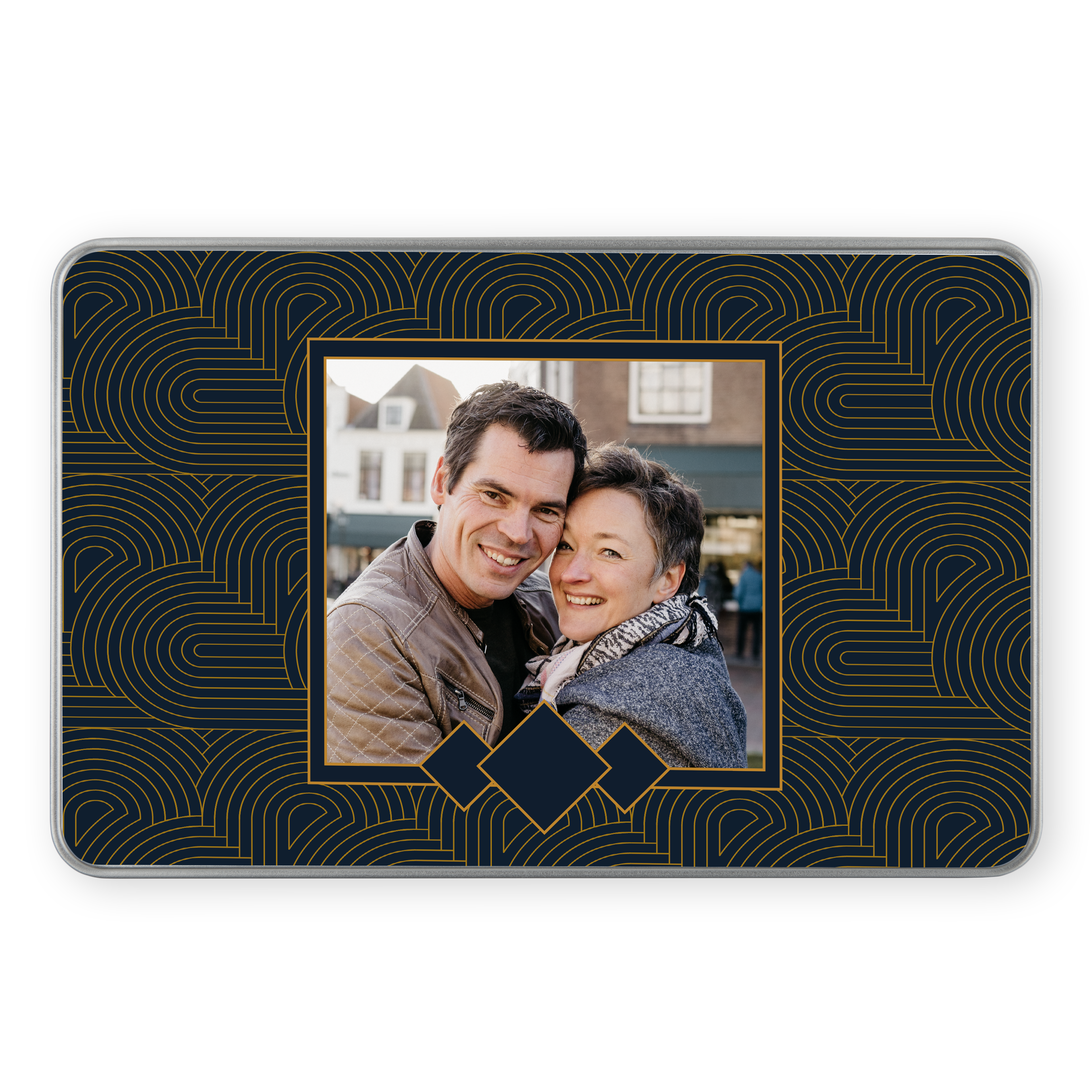 Cadeaublik met foto van een koppel en goudkleurige art deco print, gevuld met Côte d'Or chocolade.