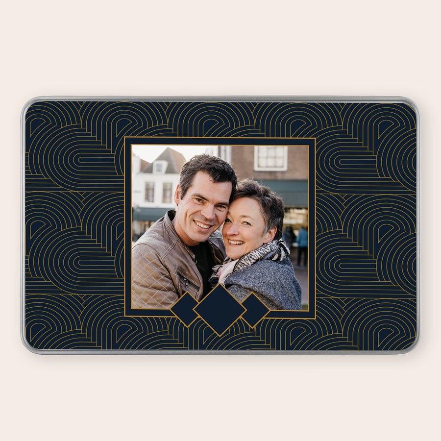 Lata de presente personalizada - Côte d'Or Lata de presente personalizada com chocolate Côte d'Or, impressa com foto de casal feliz e design geométrico.