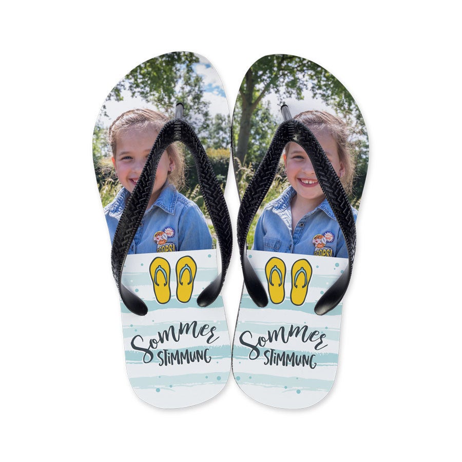 Individuelle Zehensandalen, bedruckt mit einem Foto eines lachenden Mädchens und dem Text "Sommer Stimmung"