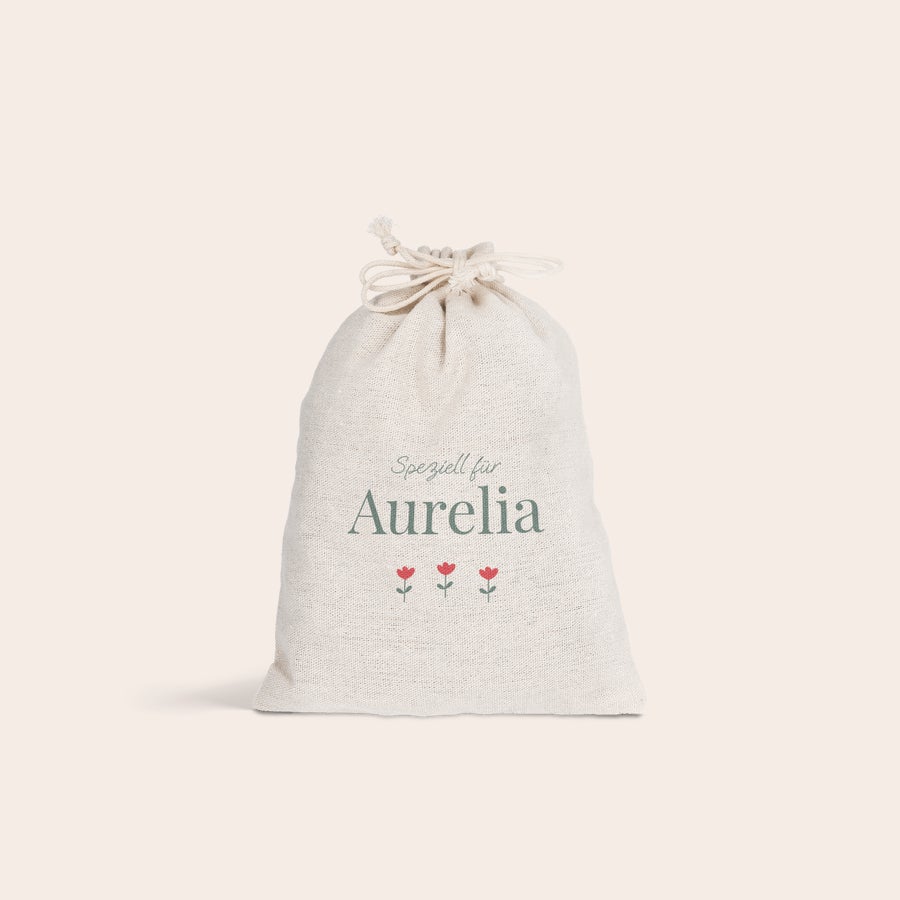 Geschenkbeutel mit Kordelzug - Ostern Personalisierter Geschenkbeutel aus Leinen mit Kordelzug, bedruckt mit "Speziell für Aurelia" und drei roten Blumen für Ostern