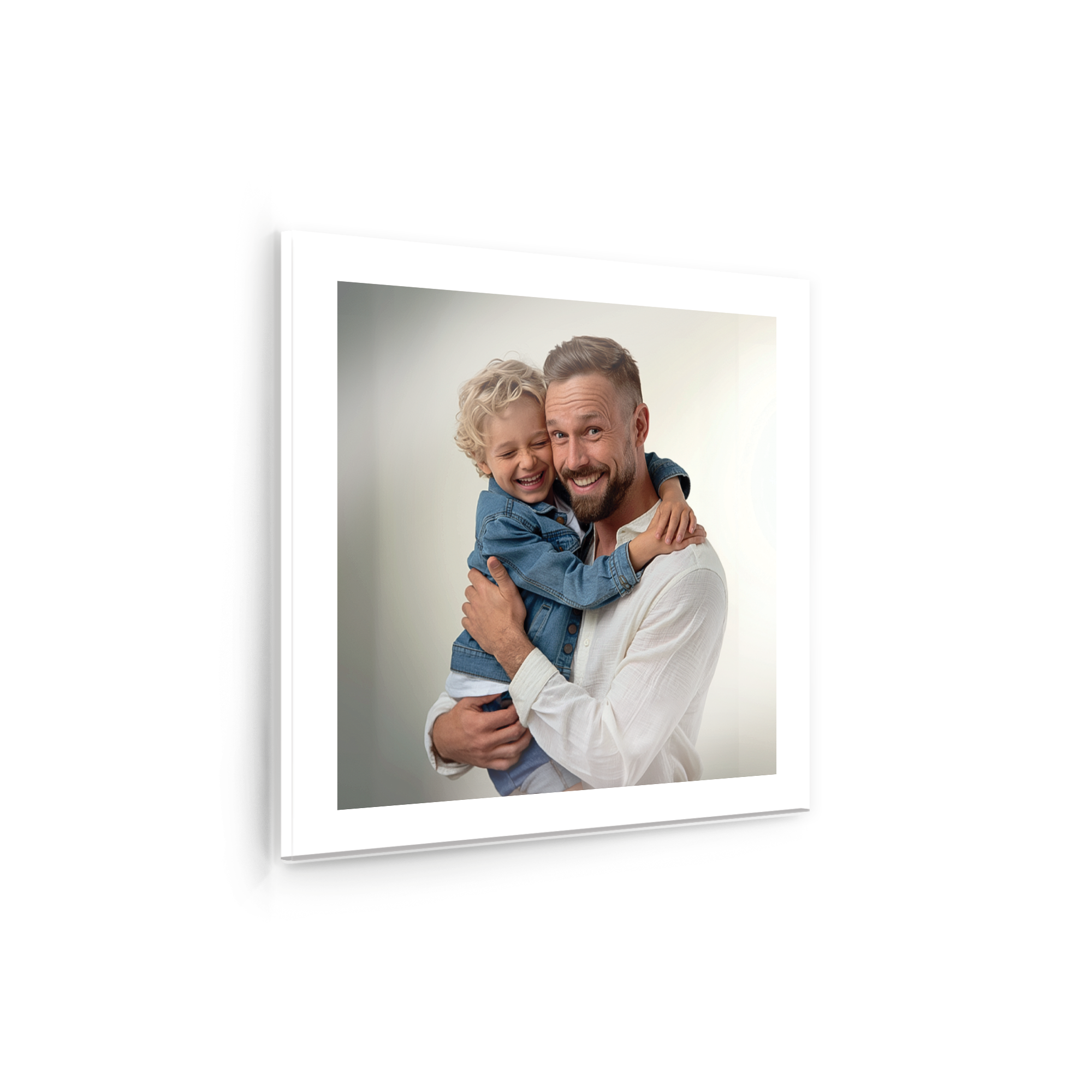 Foto op plexiglas met lachende vader en kind, bedrukt met jouw mooiste herinneringen.