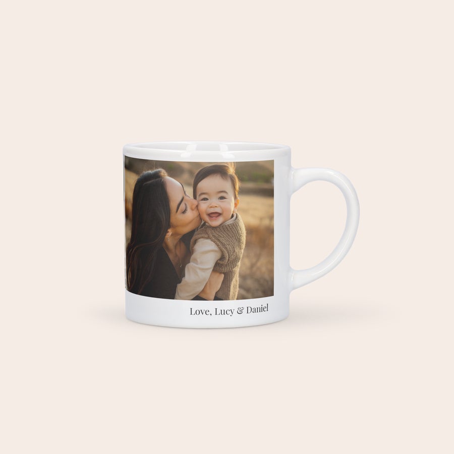 Chávena de café - tamanho S Chávena de café personalizada com foto impressa de uma mãe e seu bebé, e o texto Love Lucy & Daniel