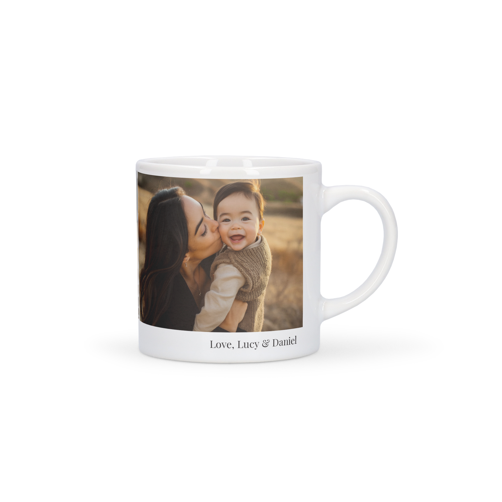 Bela keramična skodelica za kavo, potiskana s personalizirano fotografijo mame in otroka ter besedilom Love, Lucy & Daniel.