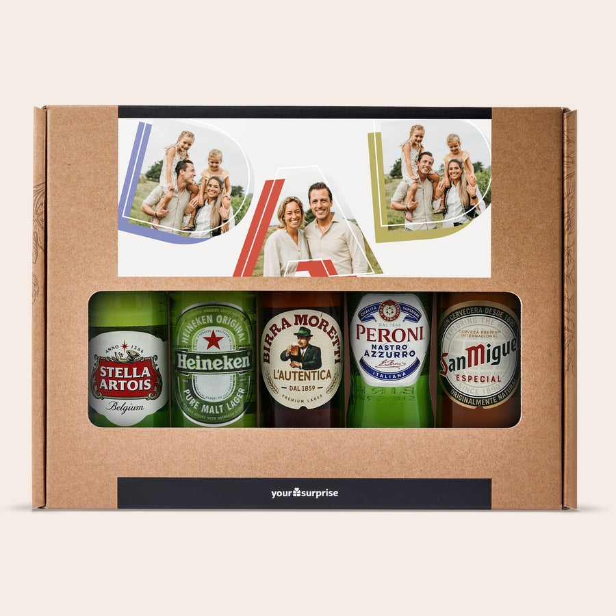 Set cadou bere Un pachet personalizat de bere pilsner, cu trei fotografii imprimate color cu o familie pe cutia de carton.