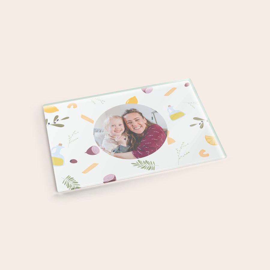 Tocător personalizat sticla Masă de tocat din sticlă, personalizată cu o fotografie a unei mame cu fiica sa, înconjurată de ilustrații culinare.