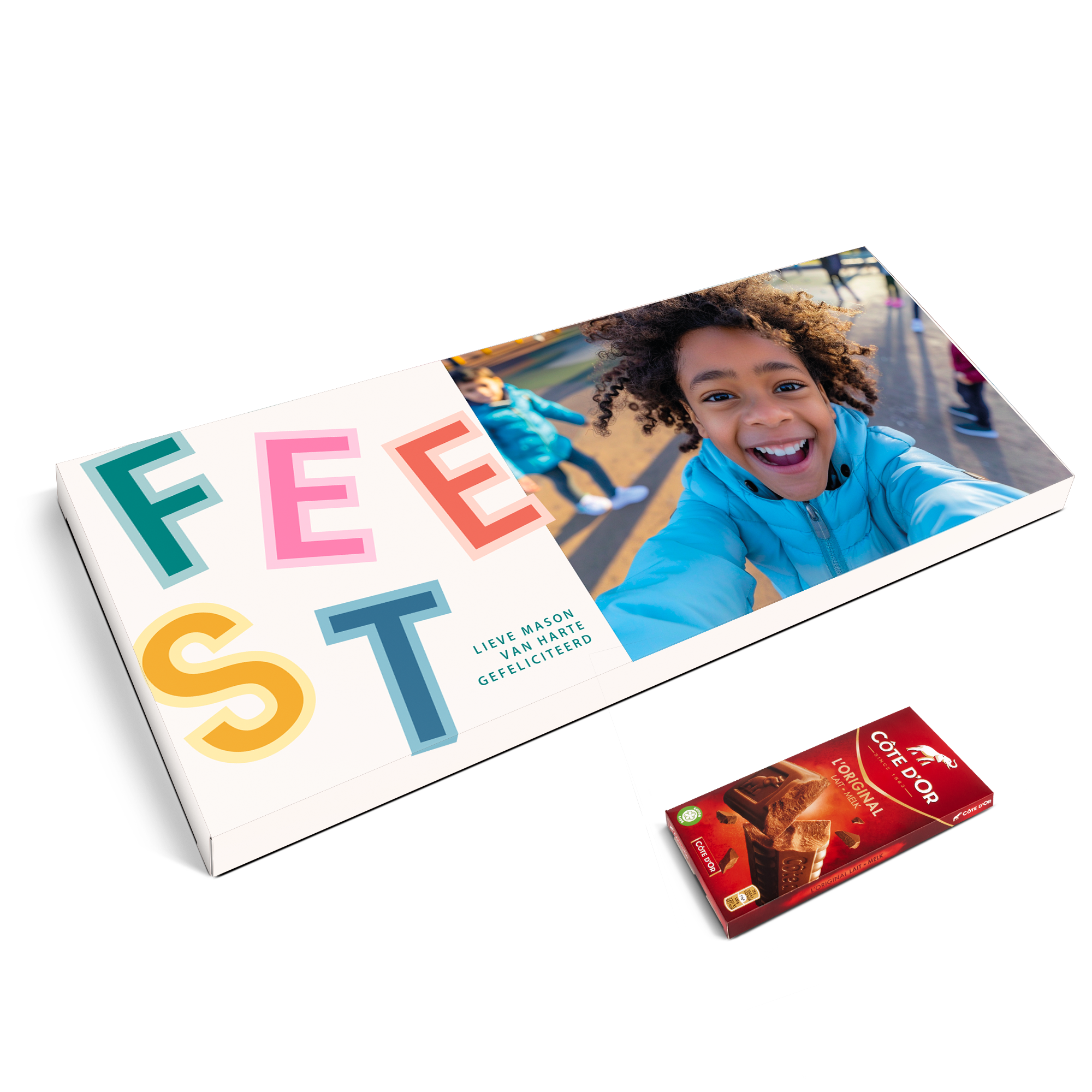 Een gepersonaliseerde Côte d'Or reep met een foto van een vrolijk kind en de tekst "FEEST LIEVE MASON VAN HARTE GEFELICITEERD", gedrukt op de verpakking.