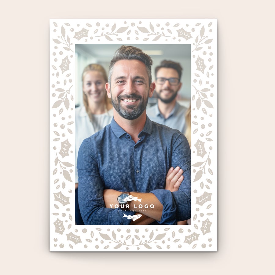 Cartão de felicitações - Natal Cartão de Natal personalizado com foto impressa de uma equipa, cercado por um padrão de azevinho, personalize o seu cartão de Natal com uma foto única